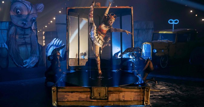 Felice Aguilar - Acrobatic Dance - Girl in a Box
